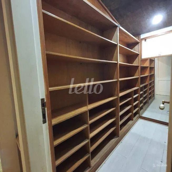 CLOSET SUÍTE 1 de Casa para alugar, térrea com 599 m², 3 quartos e 5 vagas em Cidade Jardim - São Paulo