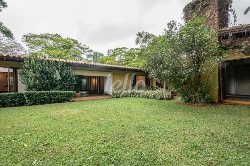 QUINTAL de Casa para alugar, térrea com 599 m², 3 quartos e 5 vagas em Cidade Jardim - São Paulo