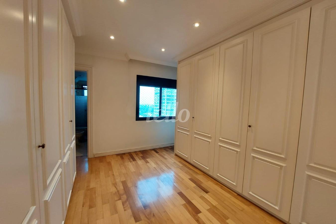 CLOSET de Apartamento para alugar, Padrão com 480 m², e 5 vagas em Alto da Lapa - São Paulo