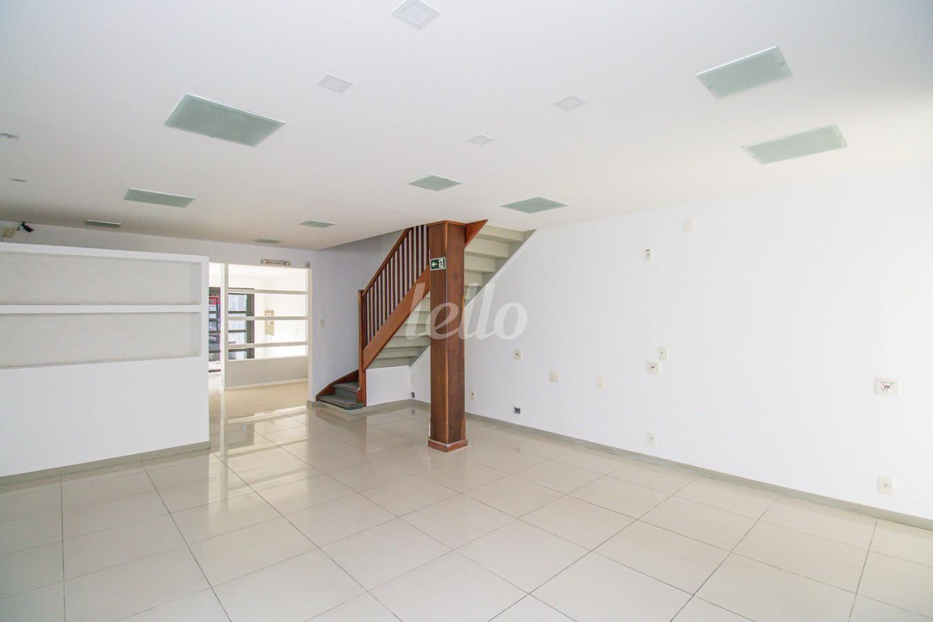 SALA de Casa para alugar, sobrado com 140 m², 4 quartos e 2 vagas em Jardim - Santo André