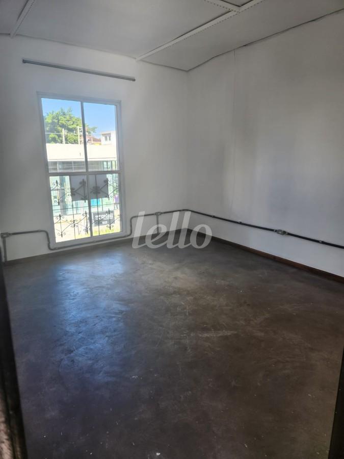 SALA 2 de Sobreloja para alugar, Padrão com 100 m², e em Vila Cláudia - São Paulo