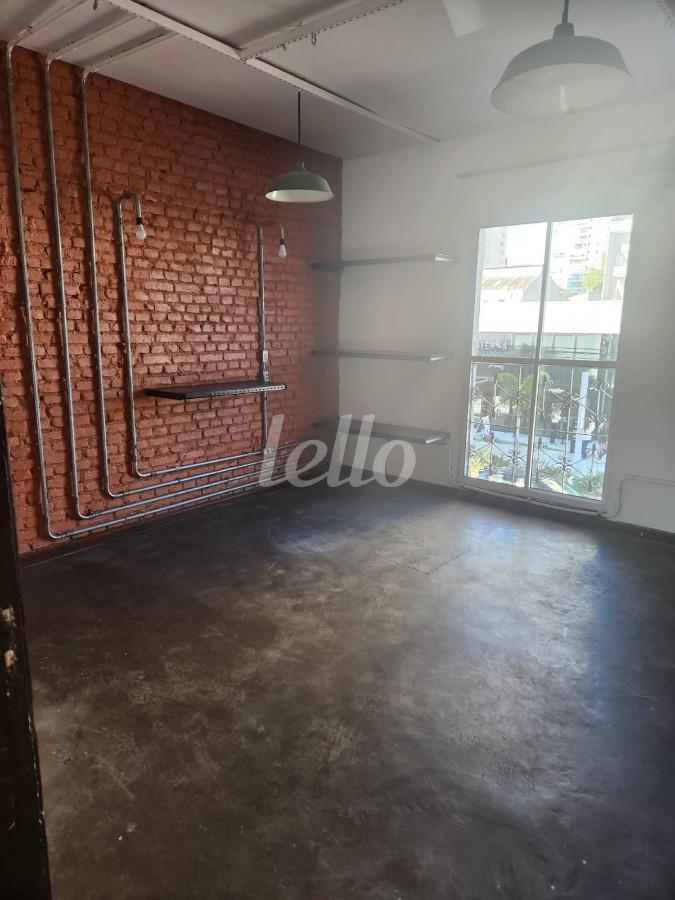 SALA 2 de Sobreloja para alugar, Padrão com 100 m², e em Vila Cláudia - São Paulo