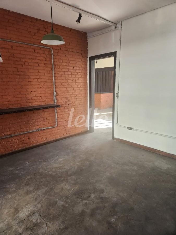 SALA 3 de Sobreloja para alugar, Padrão com 100 m², e em Vila Cláudia - São Paulo