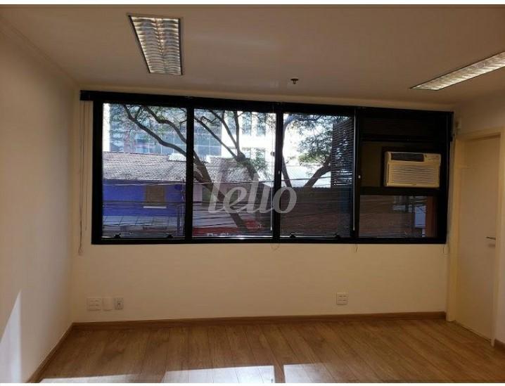 SALA de Sala / Conjunto à venda, Padrão com 28 m², e 1 vaga em Vila Olímpia - São Paulo