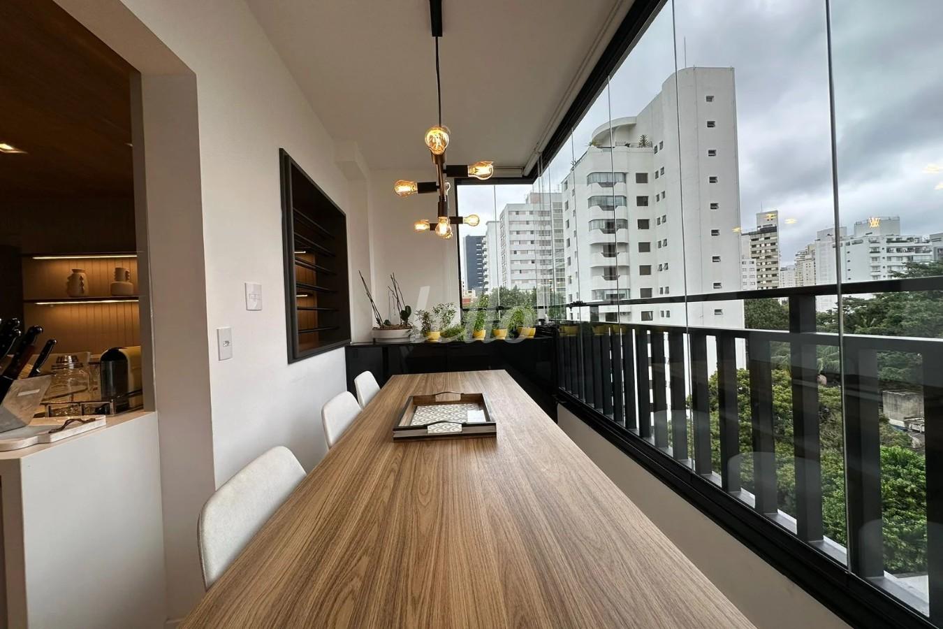 VARANDA de Apartamento à venda, Padrão com 76 m², 2 quartos e 2 vagas em Campo Belo - São Paulo