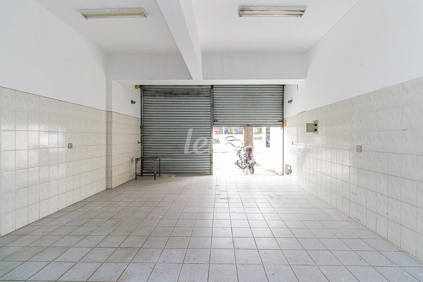 SALÃO-TÉRREO de Salão para alugar, Padrão com 125 m², e em Vila Pires - Santo André