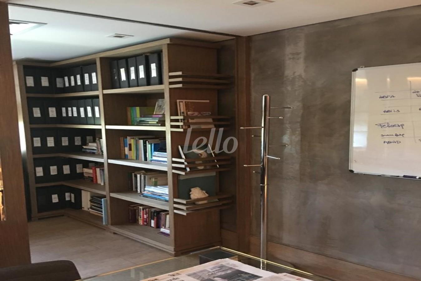 SALA de Sala / Conjunto para alugar, Padrão com 42 m², e 2 vagas em Alto de Pinheiros - São Paulo