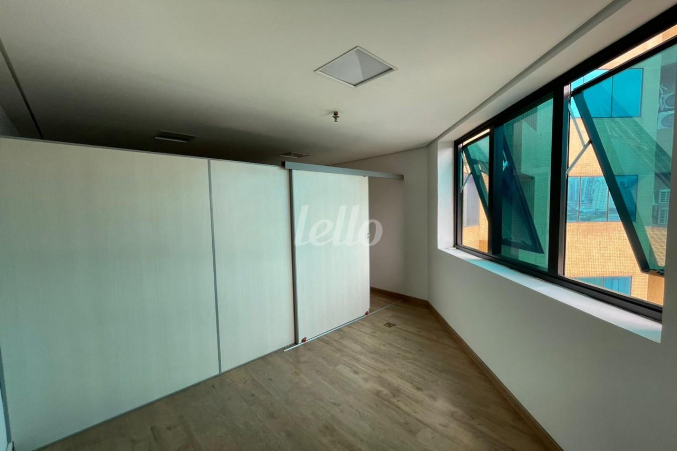 VISTA DO ANDAR de Sala / Conjunto à venda, Padrão com 41 m², e 1 vaga em Santana - São Paulo