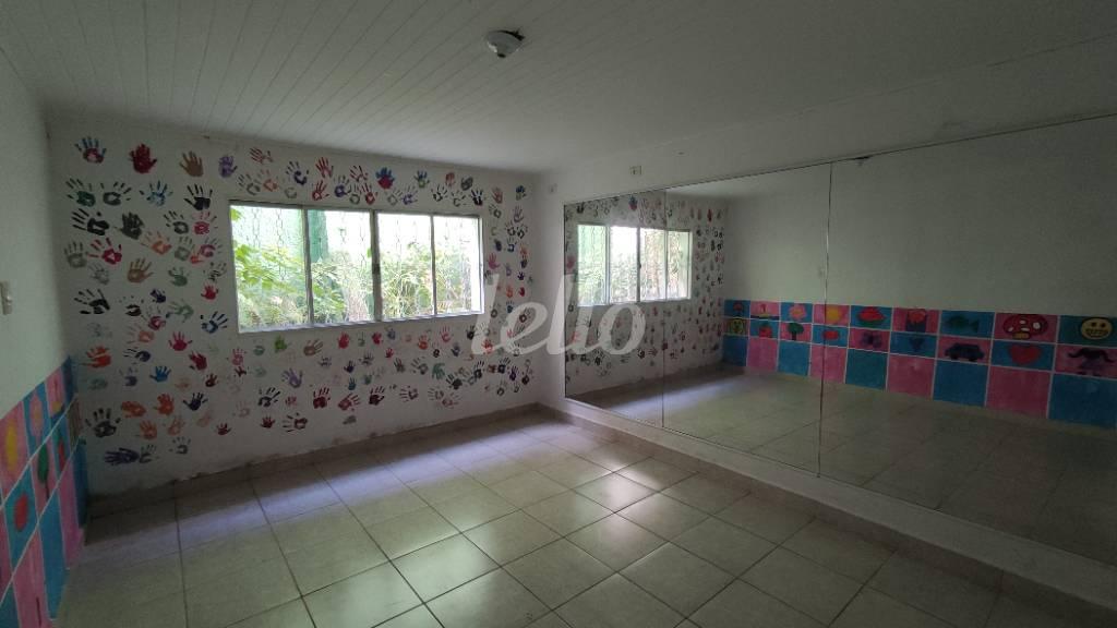 SALA 6 FUNDOS de Casa para alugar, térrea com 250 m², e em Lauzane Paulista - São Paulo