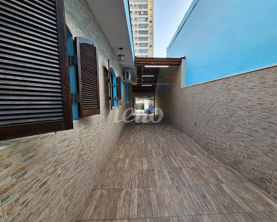 ENTRADA LATERAL de Casa à venda, térrea com 150 m², 3 quartos e 4 vagas em Vila Ema - São Paulo