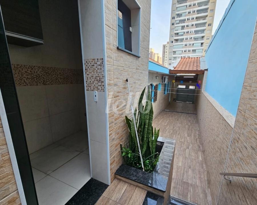 ENTRADA LATERAL de Casa à venda, térrea com 150 m², 3 quartos e 4 vagas em Vila Ema - São Paulo