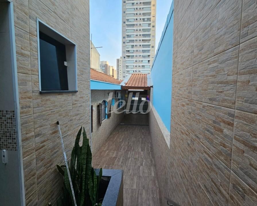 ENTRADA LATERAL de Casa à venda, térrea com 150 m², 3 quartos e 4 vagas em Vila Ema - São Paulo