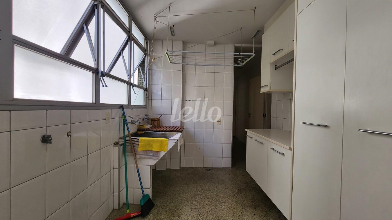 AREA DE SERVIÇO de Apartamento para alugar, Padrão com 240 m², 3 quartos e 2 vagas em Santa Cecília - São Paulo