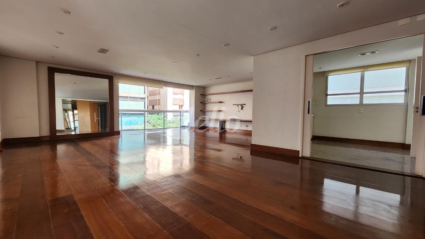 SALA de Apartamento para alugar, Padrão com 240 m², 3 quartos e 2 vagas em Santa Cecília - São Paulo