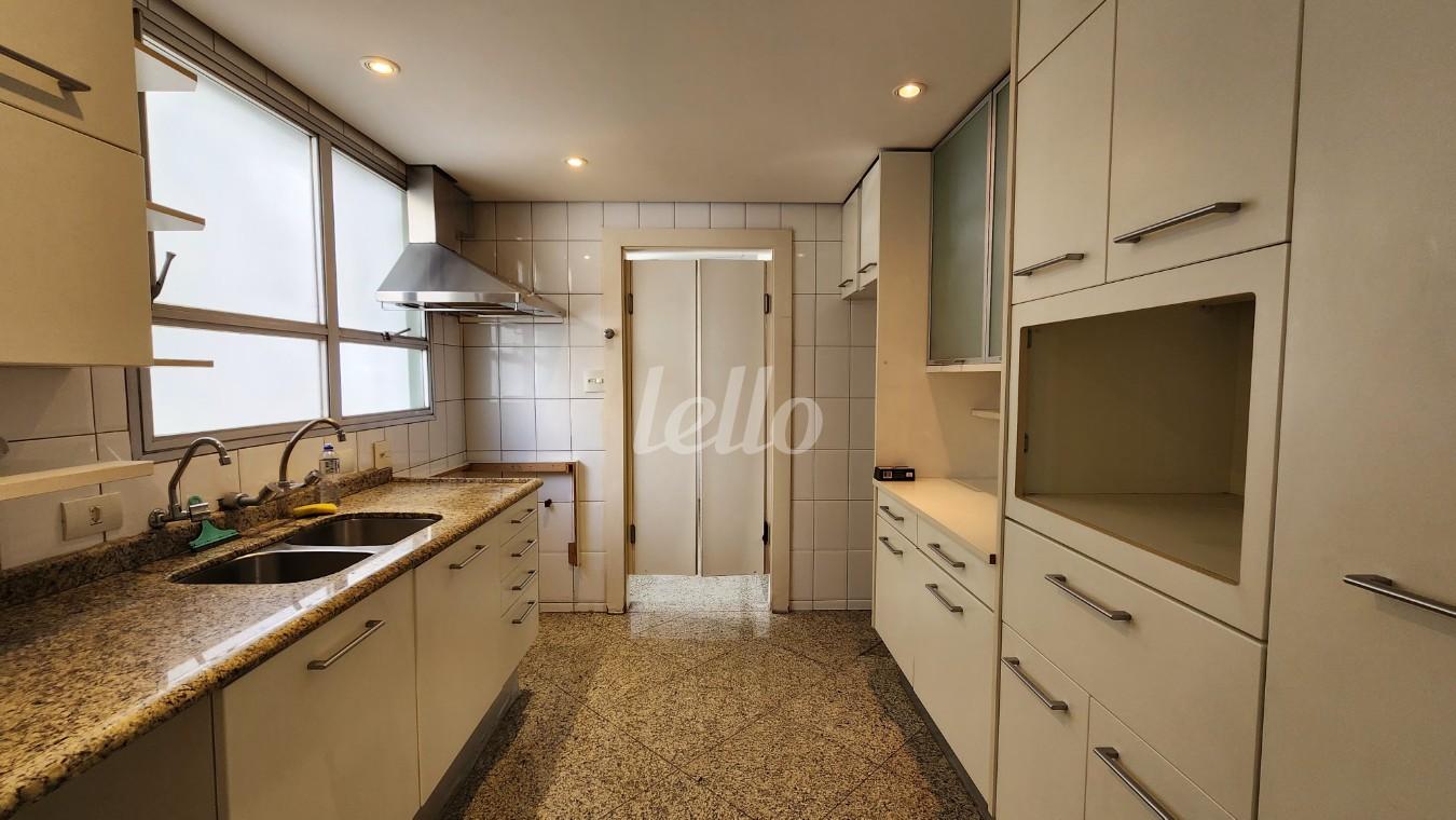 COZINHA de Apartamento para alugar, Padrão com 240 m², 3 quartos e 2 vagas em Santa Cecília - São Paulo