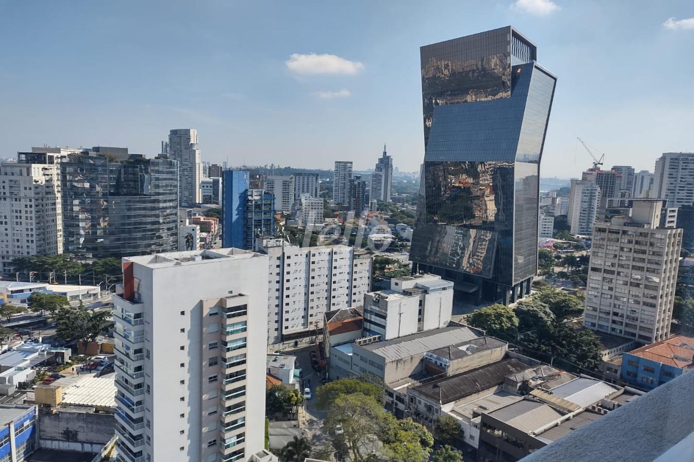 VISTA de Apartamento à venda, cobertura - Padrão com 123 m², 1 quarto e 3 vagas em Pinheiros - São Paulo