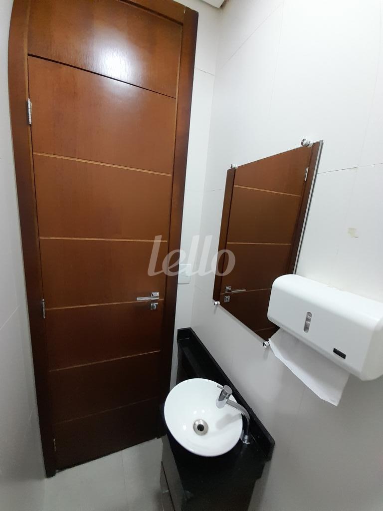 3-BANHEIRO FEM-002.JPG de Sala / Conjunto à venda, Padrão com 42 m², e 2 vagas em Vila Gustavo - São Paulo