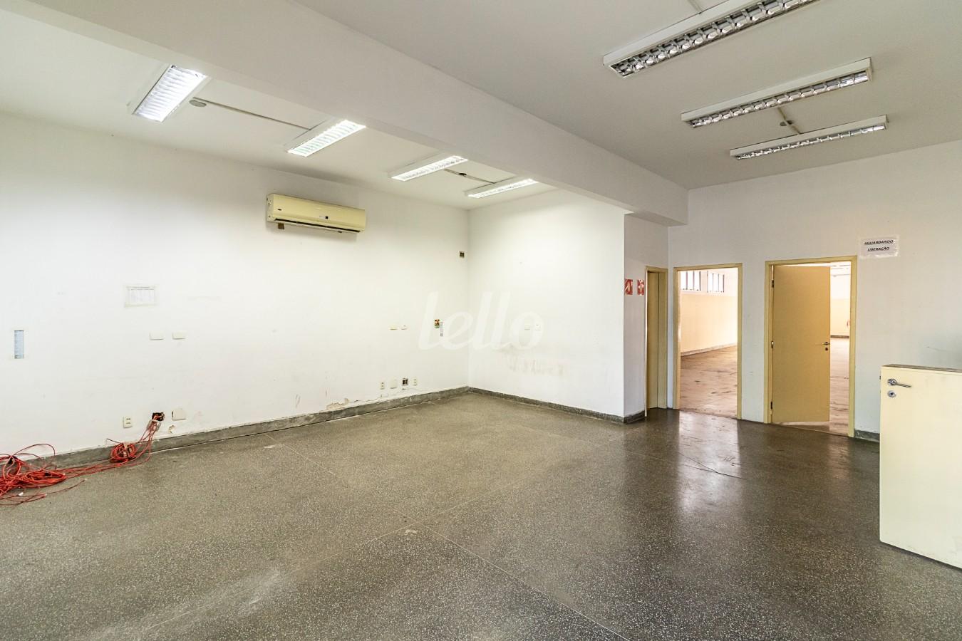 SALA 8 de Prédio Comercial para alugar, Monousuário com 1700 m², e 22 vagas em Várzea da Barra Funda - São Paulo