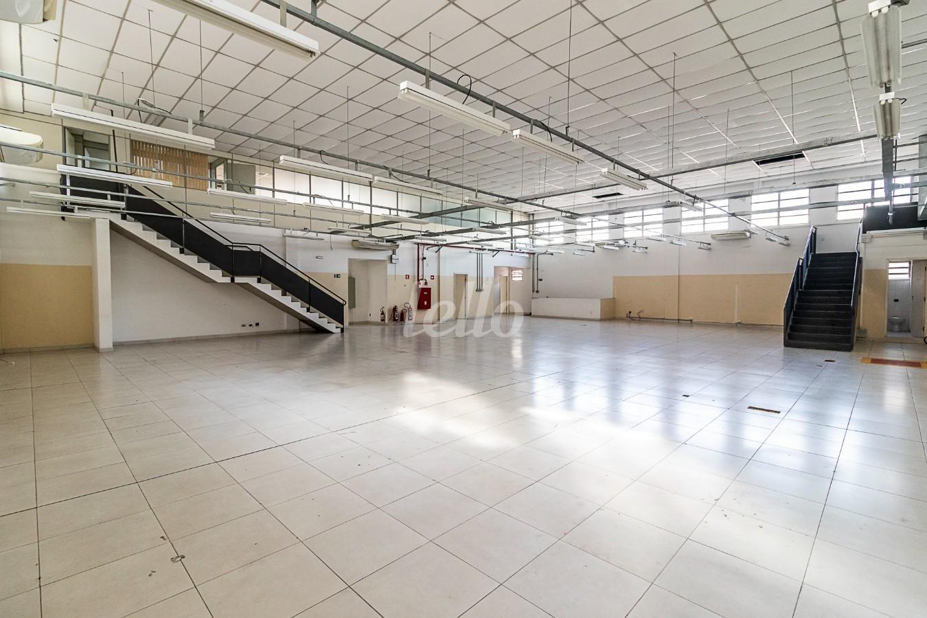 SALA 1 de Prédio Comercial para alugar, Monousuário com 1700 m², e 22 vagas em Várzea da Barra Funda - São Paulo