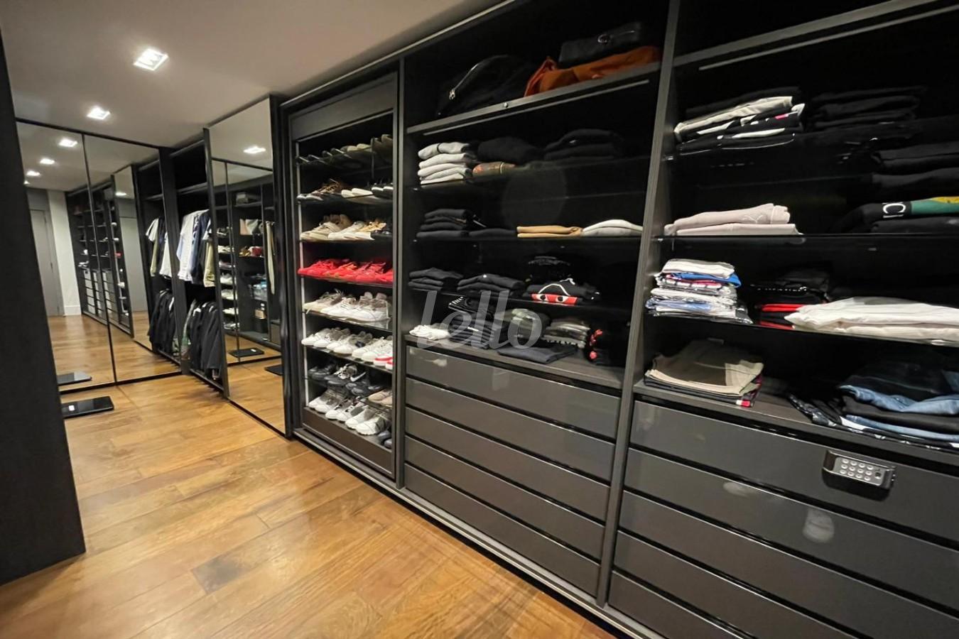 CLOSET de Apartamento à venda, Padrão com 195 m², 4 quartos e 4 vagas em Vila Gomes Cardim - São Paulo