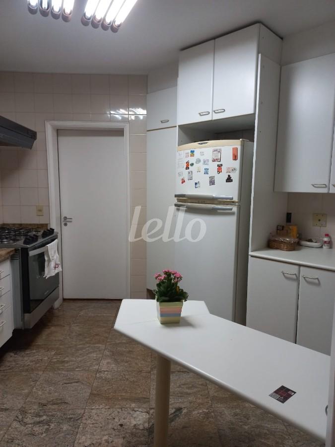 COZINHA de Apartamento para alugar, Padrão com 190 m², 3 quartos e 3 vagas em Vila Uberabinha - São Paulo