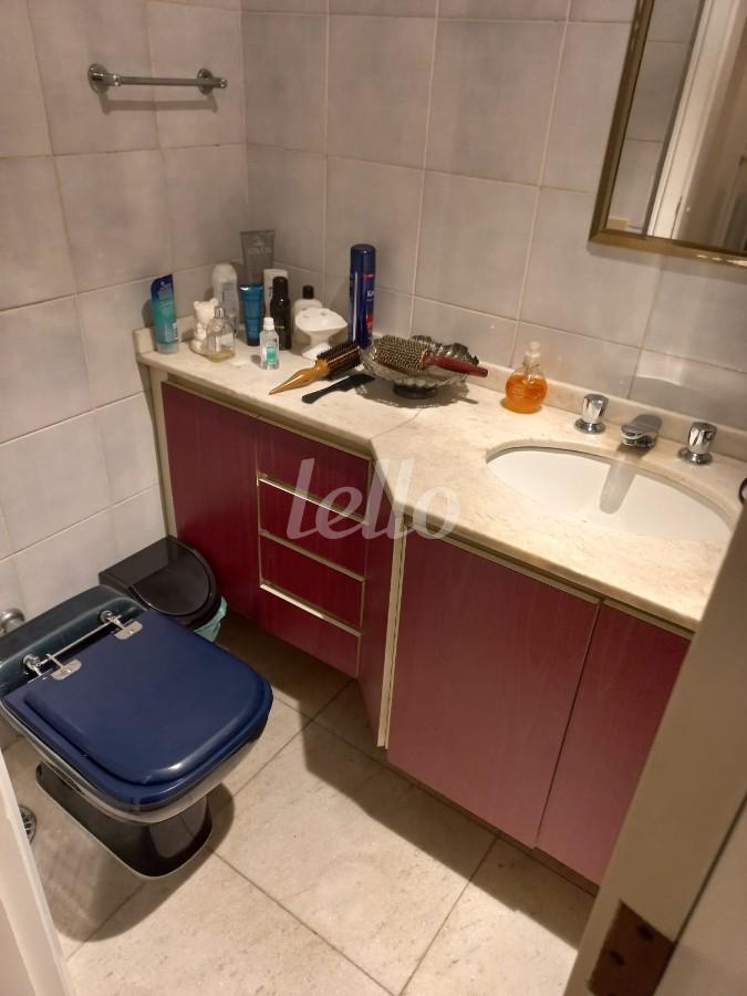 BANHEIRO SUITE 3 de Apartamento para alugar, Padrão com 190 m², 3 quartos e 3 vagas em Vila Uberabinha - São Paulo