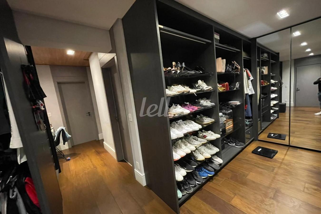 CLOSET de Apartamento à venda, Padrão com 195 m², 4 quartos e 4 vagas em Vila Gomes Cardim - São Paulo