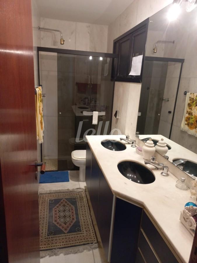 BANHEIRO SUITE 2 de Apartamento para alugar, Padrão com 190 m², 3 quartos e 3 vagas em Vila Uberabinha - São Paulo