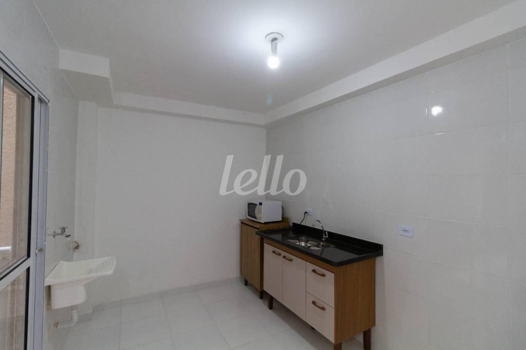 COZINHA E ÁREA DE SERVIÇO de Apartamento para alugar, Padrão com 27 m², 1 quarto e em Quinta da Paineira - São Paulo