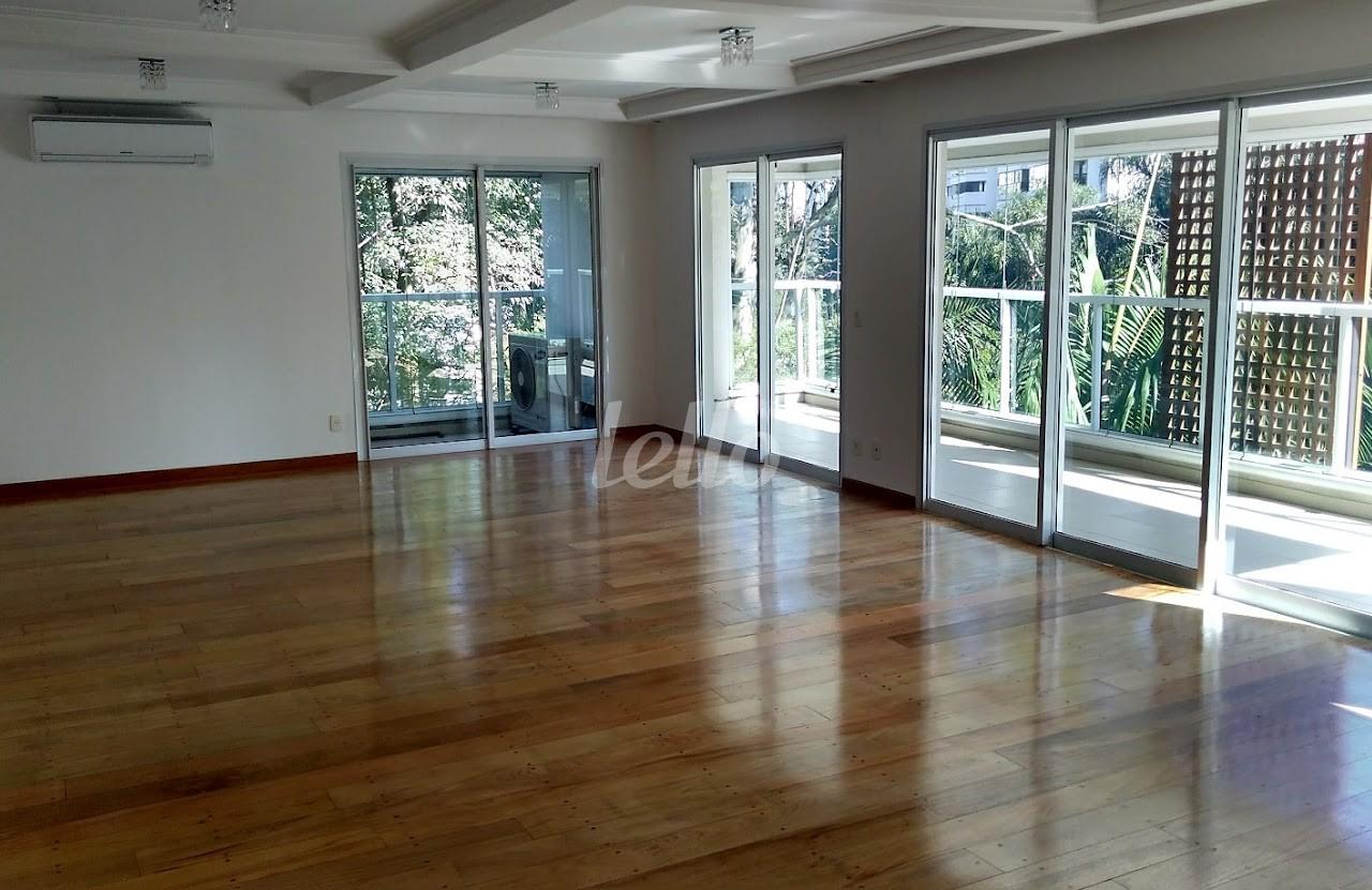 SALA de Apartamento para alugar, Padrão com 246 m², 4 quartos e 4 vagas em Chácara Santo Antônio - São Paulo