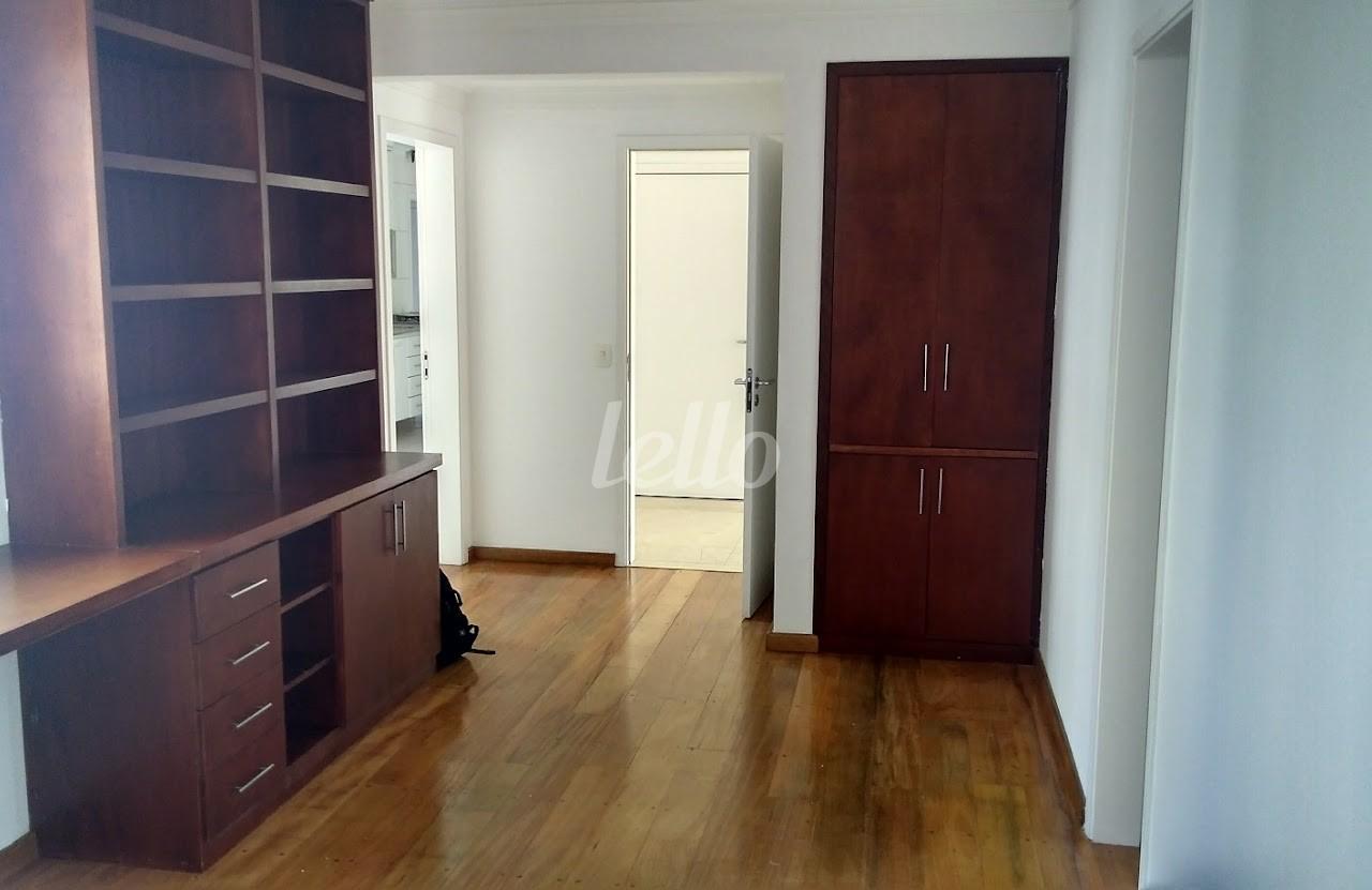 SUITE de Apartamento para alugar, Padrão com 246 m², 4 quartos e 4 vagas em Chácara Santo Antônio - São Paulo