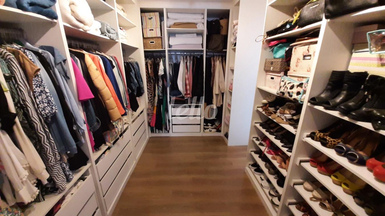 CLOSET DA SUITE de Apartamento à venda, Padrão com 97 m², 2 quartos e 2 vagas em Vila Bertioga - São Paulo