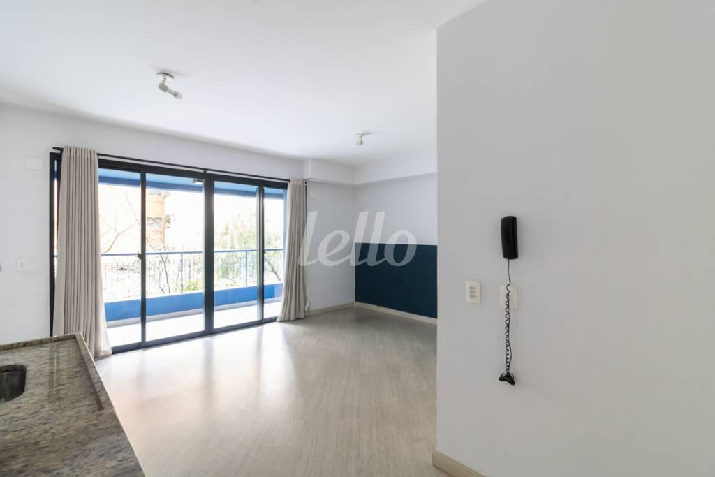 DORMITÓRIO de Apartamento para alugar, Studio com 37 m², 1 quarto e 1 vaga em Bela Vista - São Paulo