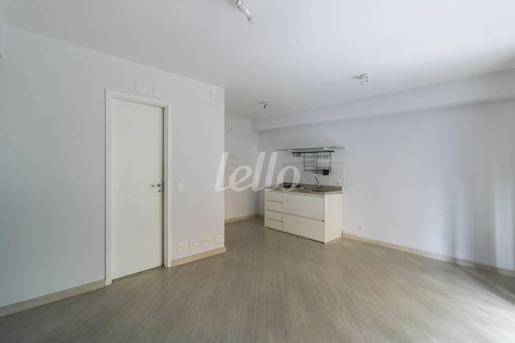 DORMITÓRIO de Apartamento para alugar, Studio com 37 m², 1 quarto e 1 vaga em Bela Vista - São Paulo