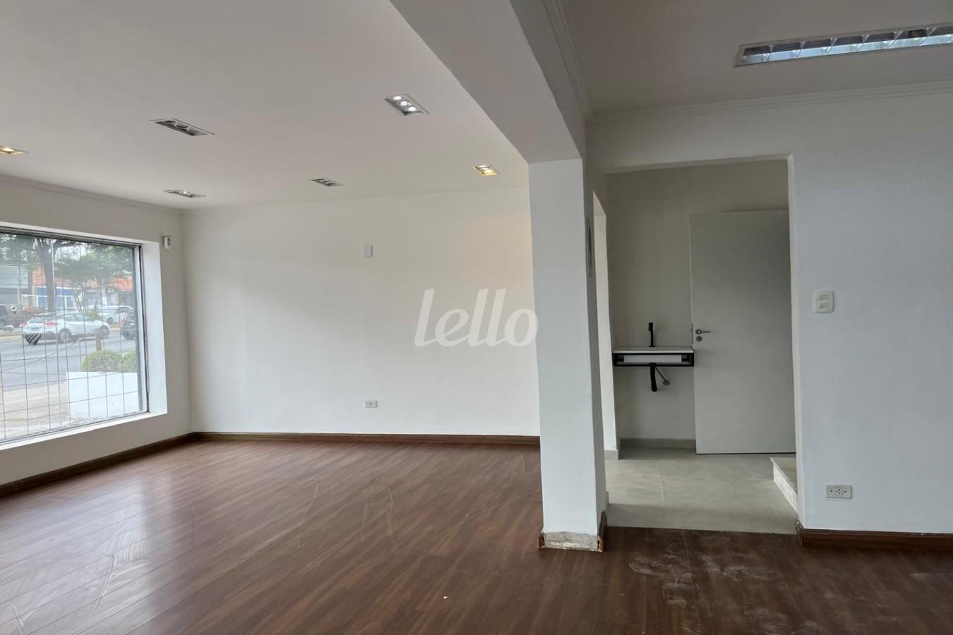 SALA de Casa para alugar, sobrado com 319 m², e 6 vagas em Jardim Piratininga - Osasco