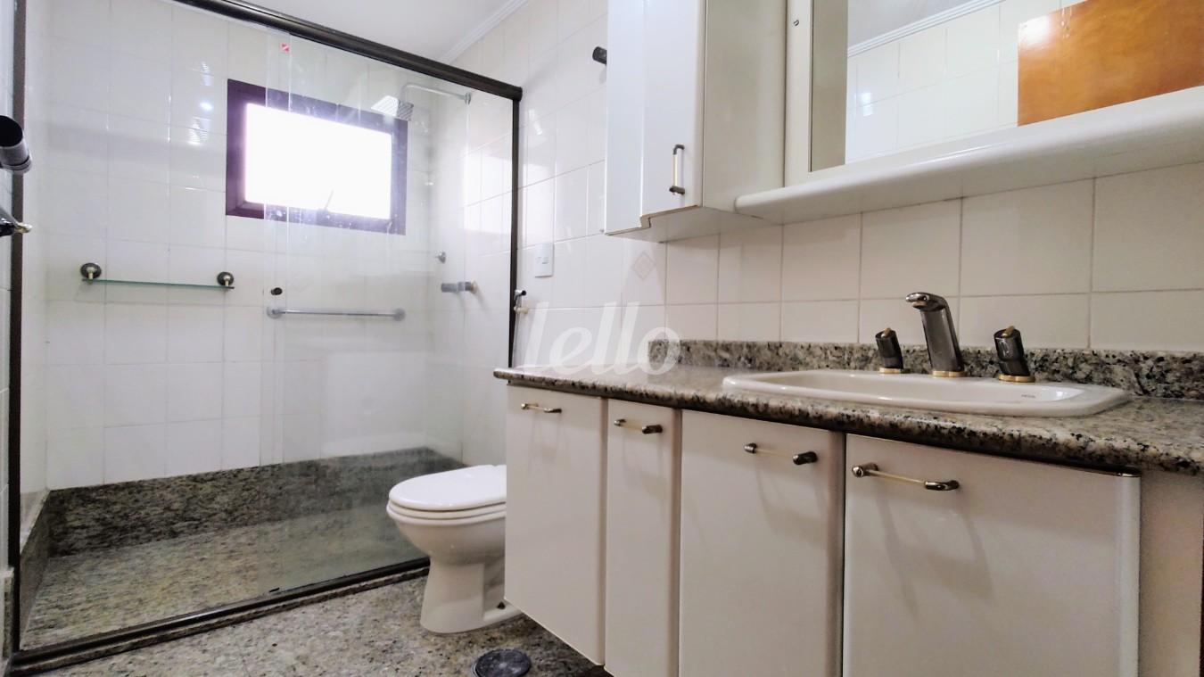 BANHEIRO SUÍTE de Apartamento à venda, Padrão com 141 m², 3 quartos e 2 vagas em Vila Bertioga - São Paulo