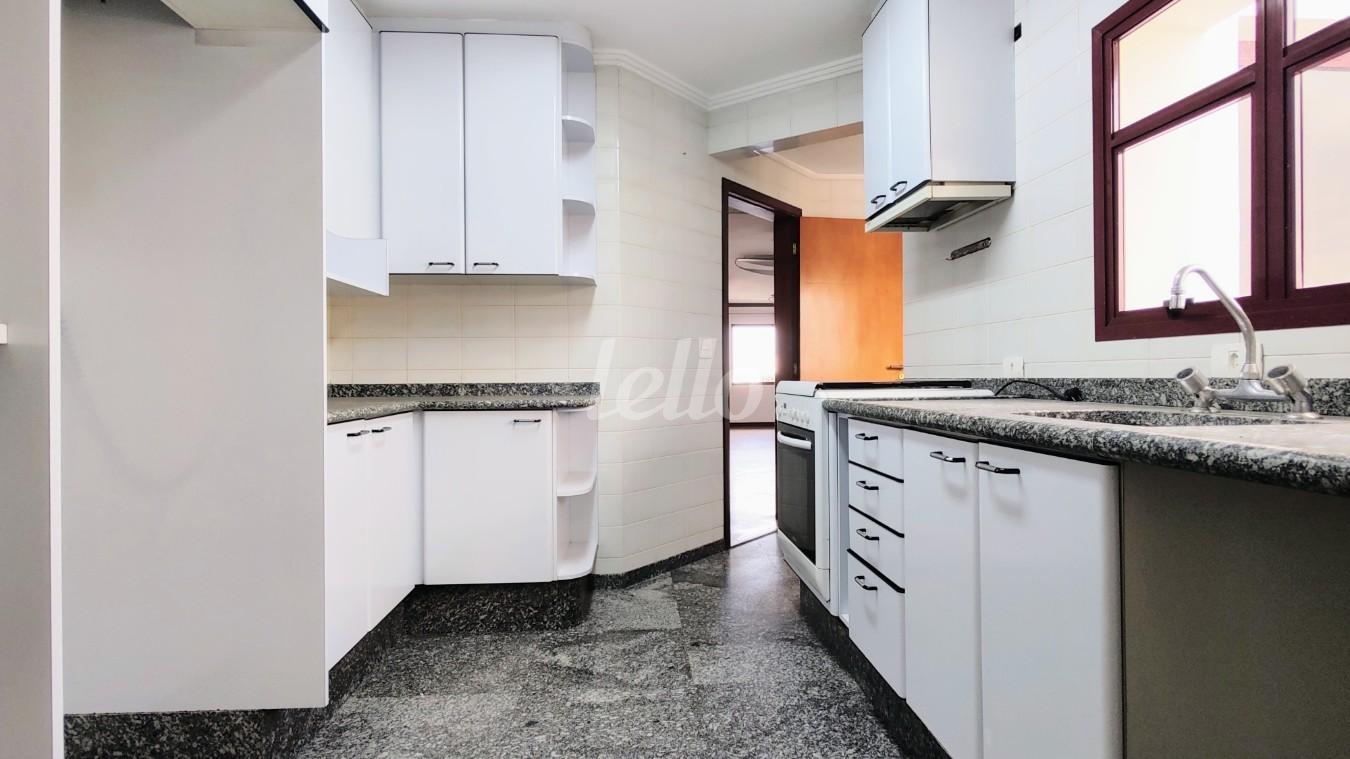 COZINHA de Apartamento à venda, Padrão com 141 m², 3 quartos e 2 vagas em Vila Bertioga - São Paulo