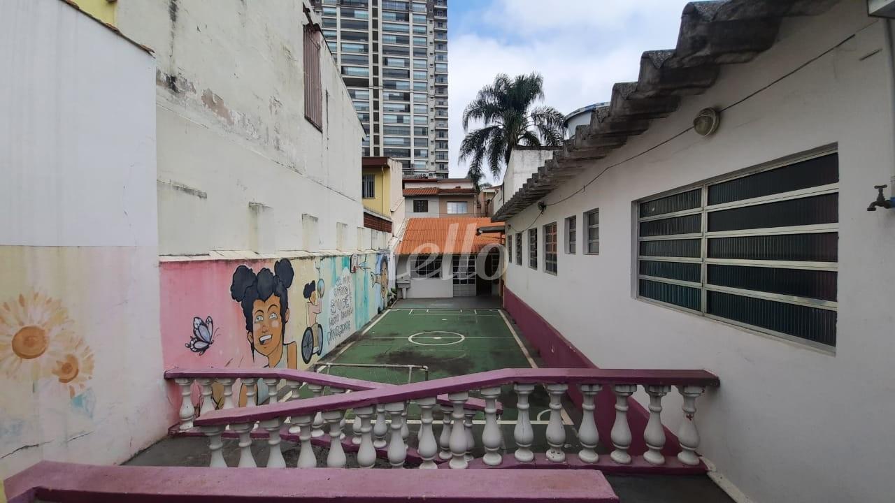 QUADRA FUNDOS de Casa à venda, térrea com 350 m², e 2 vagas em Chora Menino - São Paulo