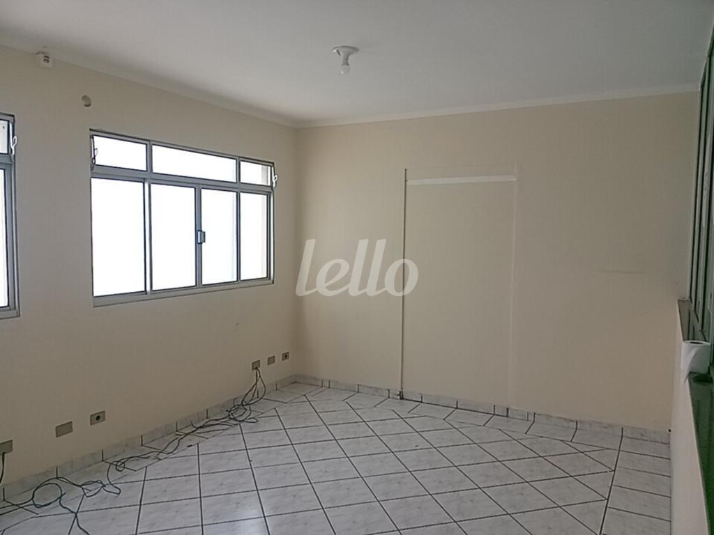 SALA de Galpão/Armazém à venda, Padrão com 730 m², e 4 vagas em Vila Bertioga - São Paulo