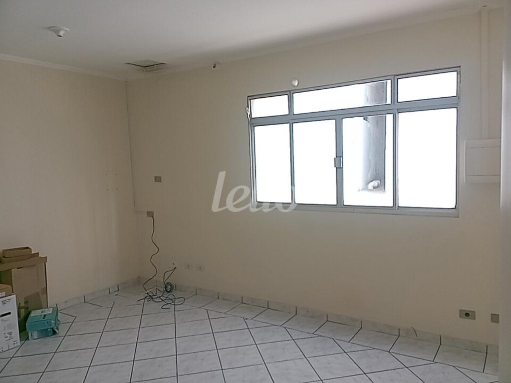 SALA de Galpão/Armazém à venda, Padrão com 730 m², e 4 vagas em Vila Bertioga - São Paulo