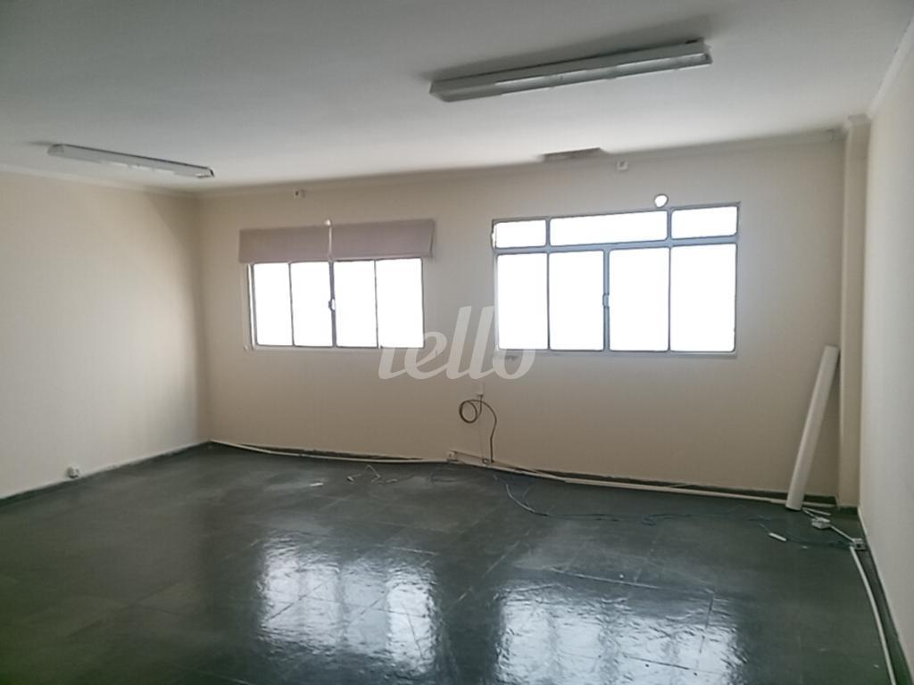 SALA de Galpão/Armazém à venda, Padrão com 730 m², e 4 vagas em Vila Bertioga - São Paulo