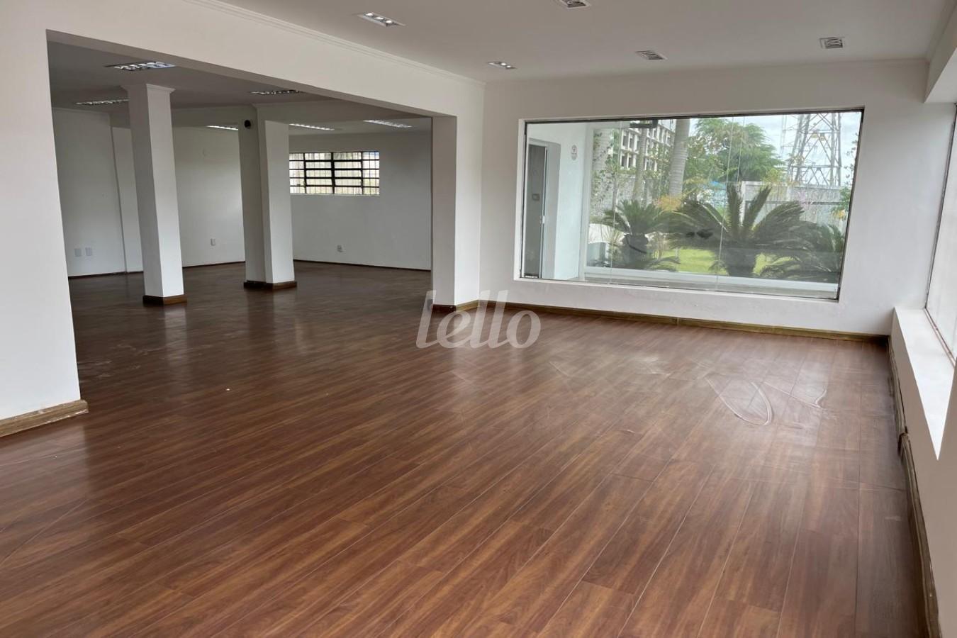 SALA de Casa para alugar, sobrado com 319 m², e 6 vagas em Jardim Piratininga - Osasco