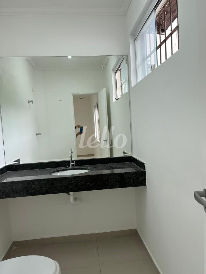 BANHEIRO SOCIAL de Casa para alugar, sobrado com 319 m², e 6 vagas em Jardim Piratininga - Osasco