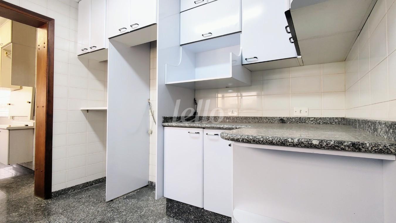 COZINHA de Apartamento à venda, Padrão com 141 m², 3 quartos e 2 vagas em Vila Bertioga - São Paulo