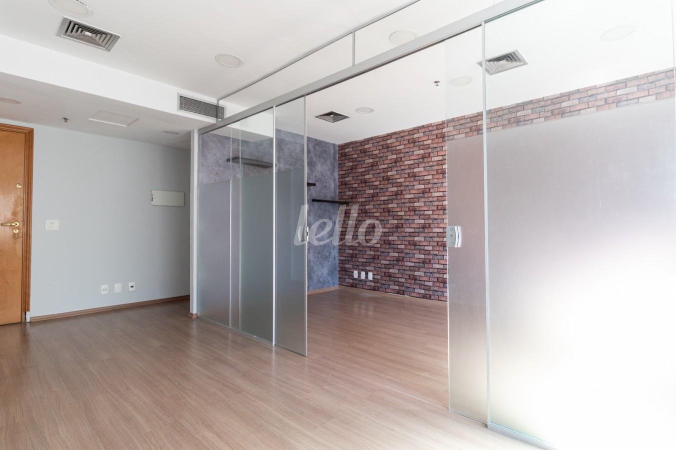 SALA de Sala / Conjunto para alugar, Padrão com 32 m², e 1 vaga em Vila Olímpia - São Paulo