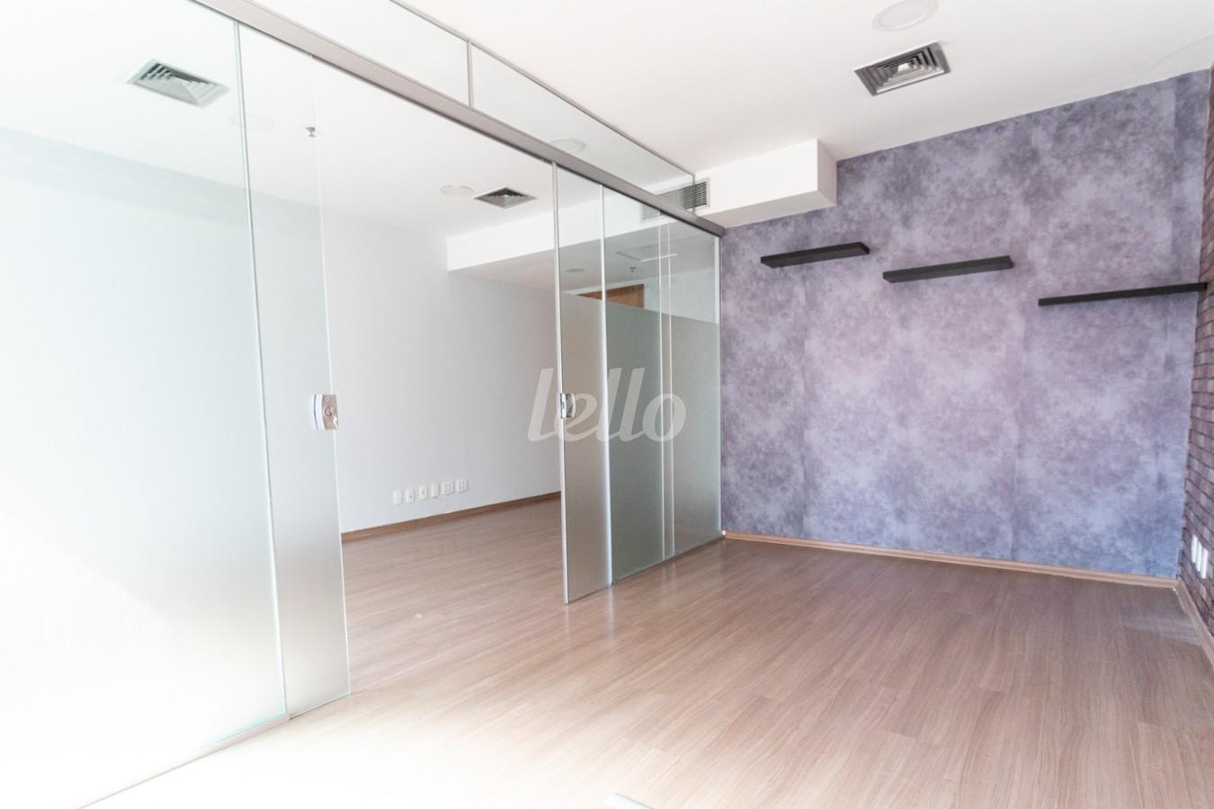 SALA de Sala / Conjunto para alugar, Padrão com 32 m², e 1 vaga em Vila Olímpia - São Paulo