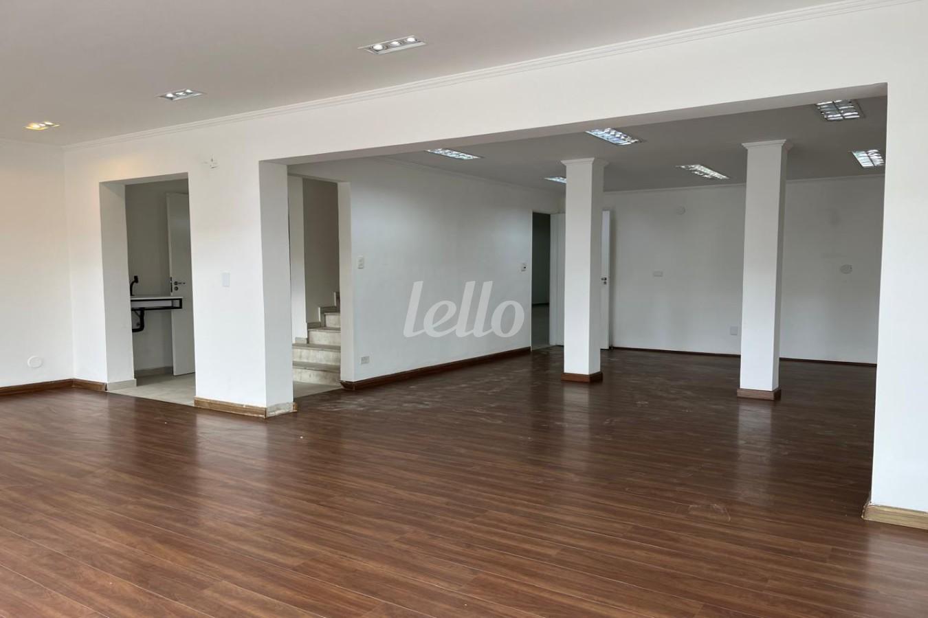 SALA de Casa para alugar, sobrado com 319 m², e 6 vagas em Jardim Piratininga - Osasco