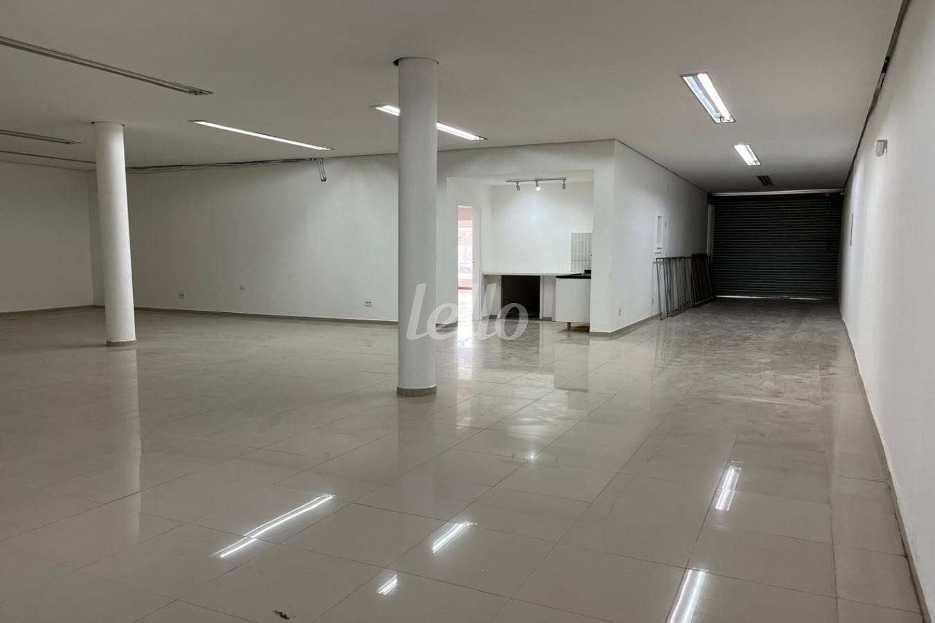 SALA de Casa para alugar, sobrado com 319 m², e 6 vagas em Jardim Piratininga - Osasco