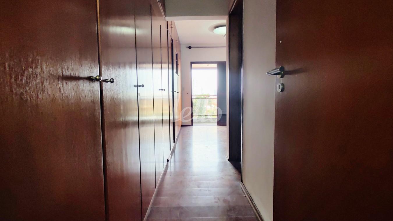 CLOSET SUÍTE de Apartamento à venda, Padrão com 141 m², 3 quartos e 2 vagas em Vila Bertioga - São Paulo