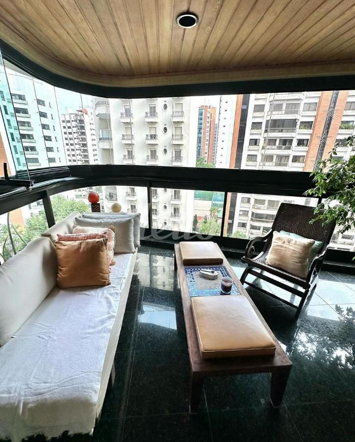 VARANDA GOURMET de Apartamento à venda, Padrão com 200 m², 4 quartos e 5 vagas em Vila Gomes Cardim - São Paulo